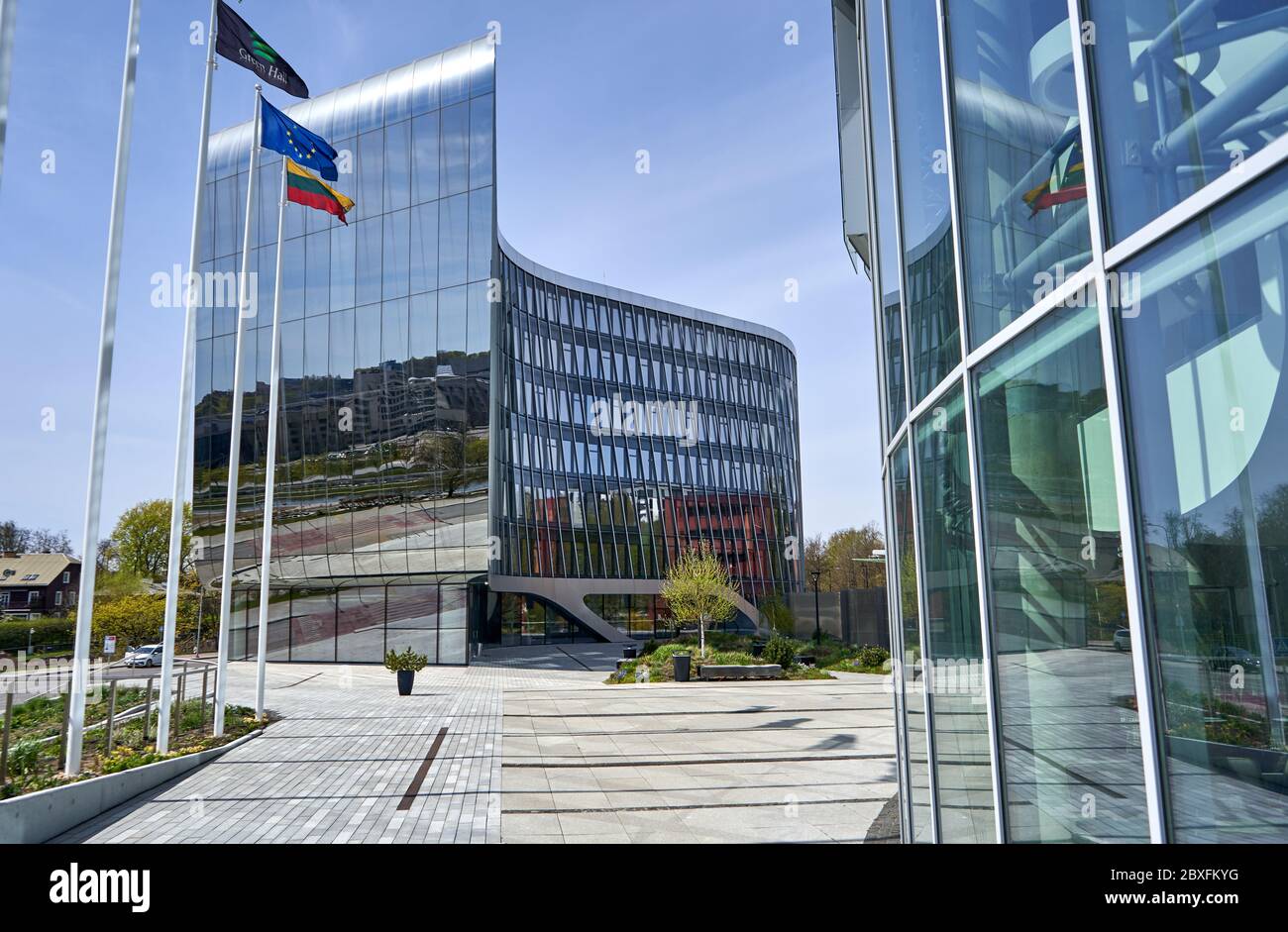 Bâtiment de bureaux Green Hall avec drapeaux lituaniens et syndicaux européens à Vilnius Banque D'Images