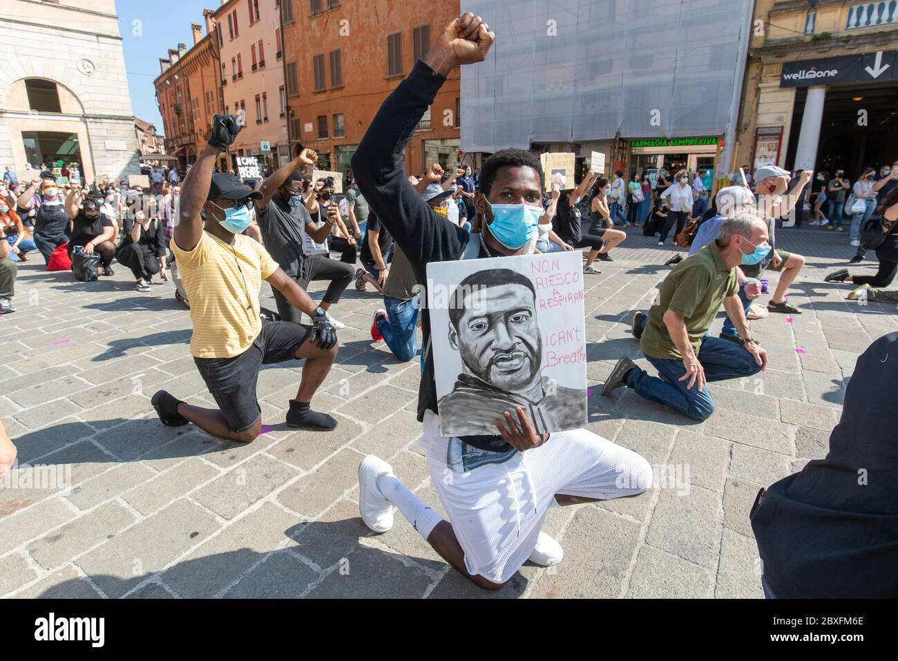 Ferrara, le 6 juin 2020. Flash Mob pour George Floyd, un homme noir tué par la police à Minneapolis (USA), à Ferrara, en Italie. Crédit: Filippo Rubin / Alamy Live News Banque D'Images