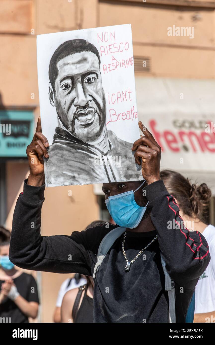 Ferrara, le 6 juin 2020. Flash Mob pour George Floyd, un homme noir tué par la police à Minneapolis (USA), à Ferrara, en Italie. Crédit: Filippo Rubin / Alamy Live News Banque D'Images