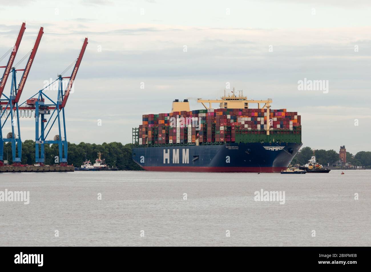 Hambourg, Allemagne, 7 juin 2020. Le plus grand navire à conteneurs du monde, le HMM Algeciras, est arrivé à Hambourg. Le navire de la société de navigation sud-coréenne est capable de transporter 23,964 TUE, ou conteneurs de 20 pieds de long. Le navire est en voyage inaugural, ayant quitté Yantian, en Chine, avec plusieurs ports d'appel à travers l'Europe. Crédit : Ted Hammond/Alay Live News. Banque D'Images