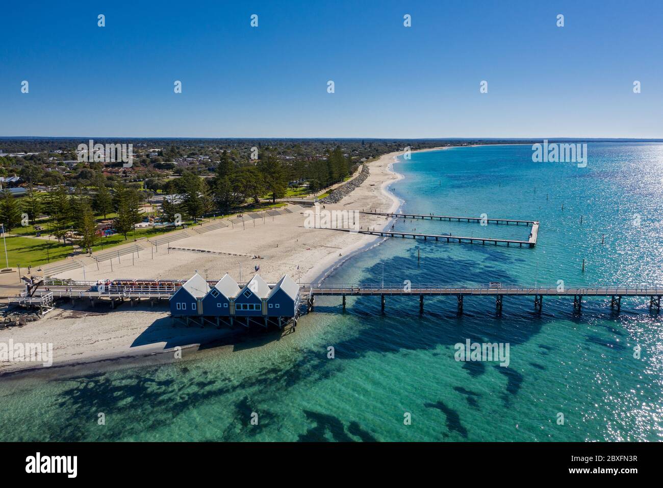 Vue aérienne de Busselton Pier, la plus longue structure en bois au monde; Busselton est à 220 km au sud-ouest de Perth en Australie occidentale Banque D'Images