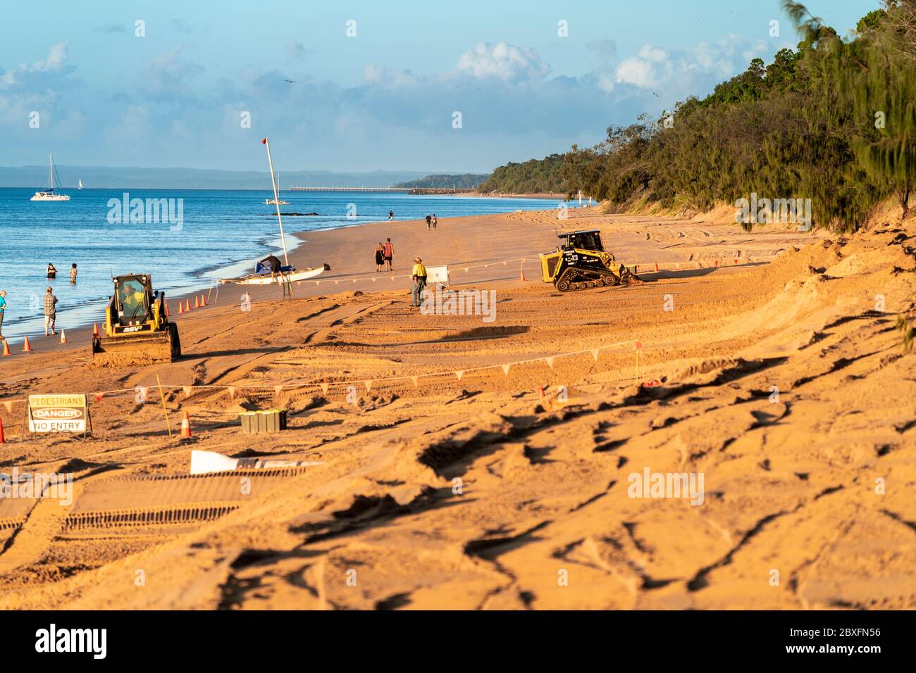 Machines entreprenant la restauration de plage et le contrôle de l'érosion. Scarness Beach Hervey Bay Banque D'Images