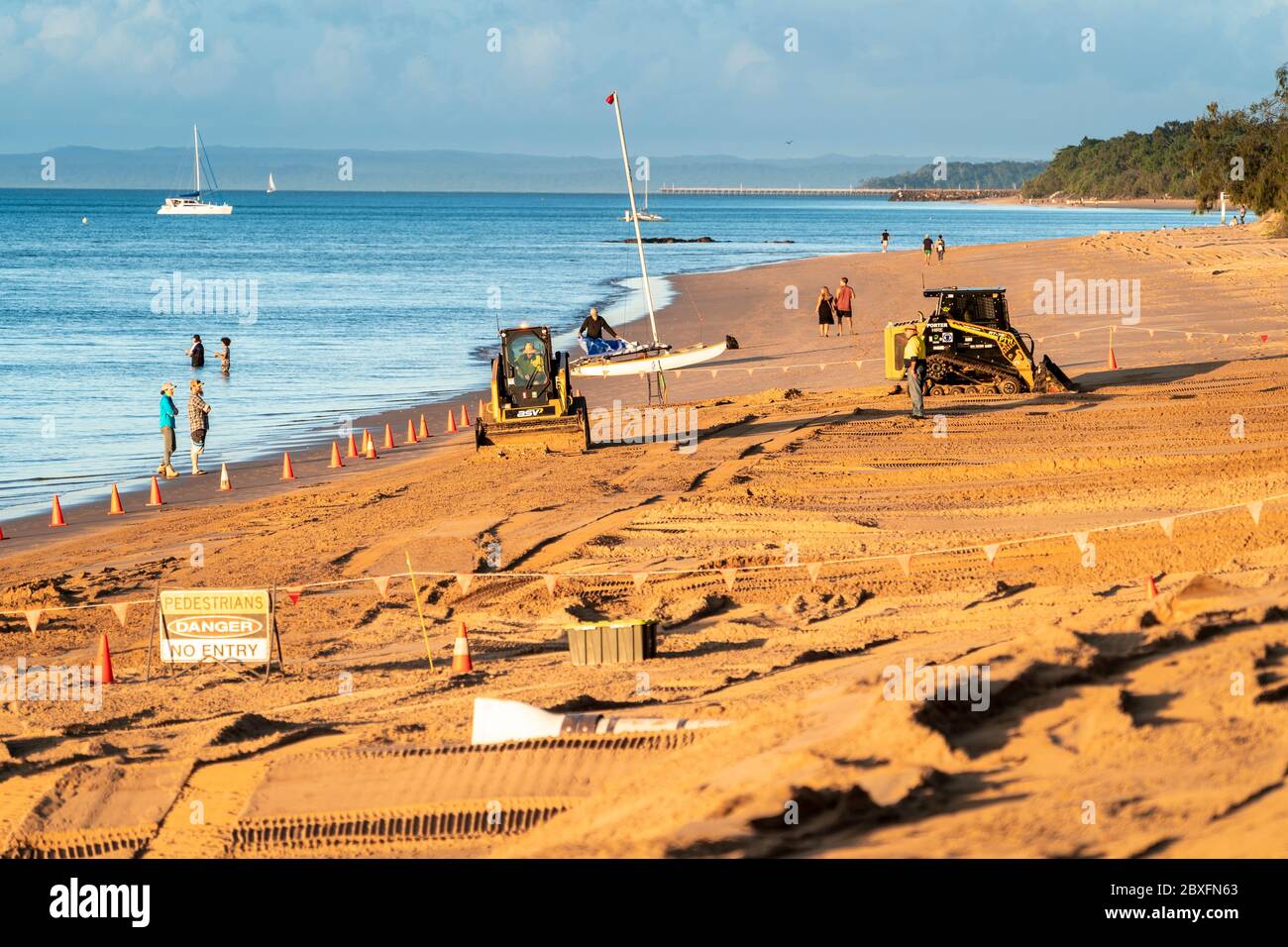 Machines entreprenant la restauration de plage et le contrôle de l'érosion. Scarness Beach Hervey Bay Banque D'Images