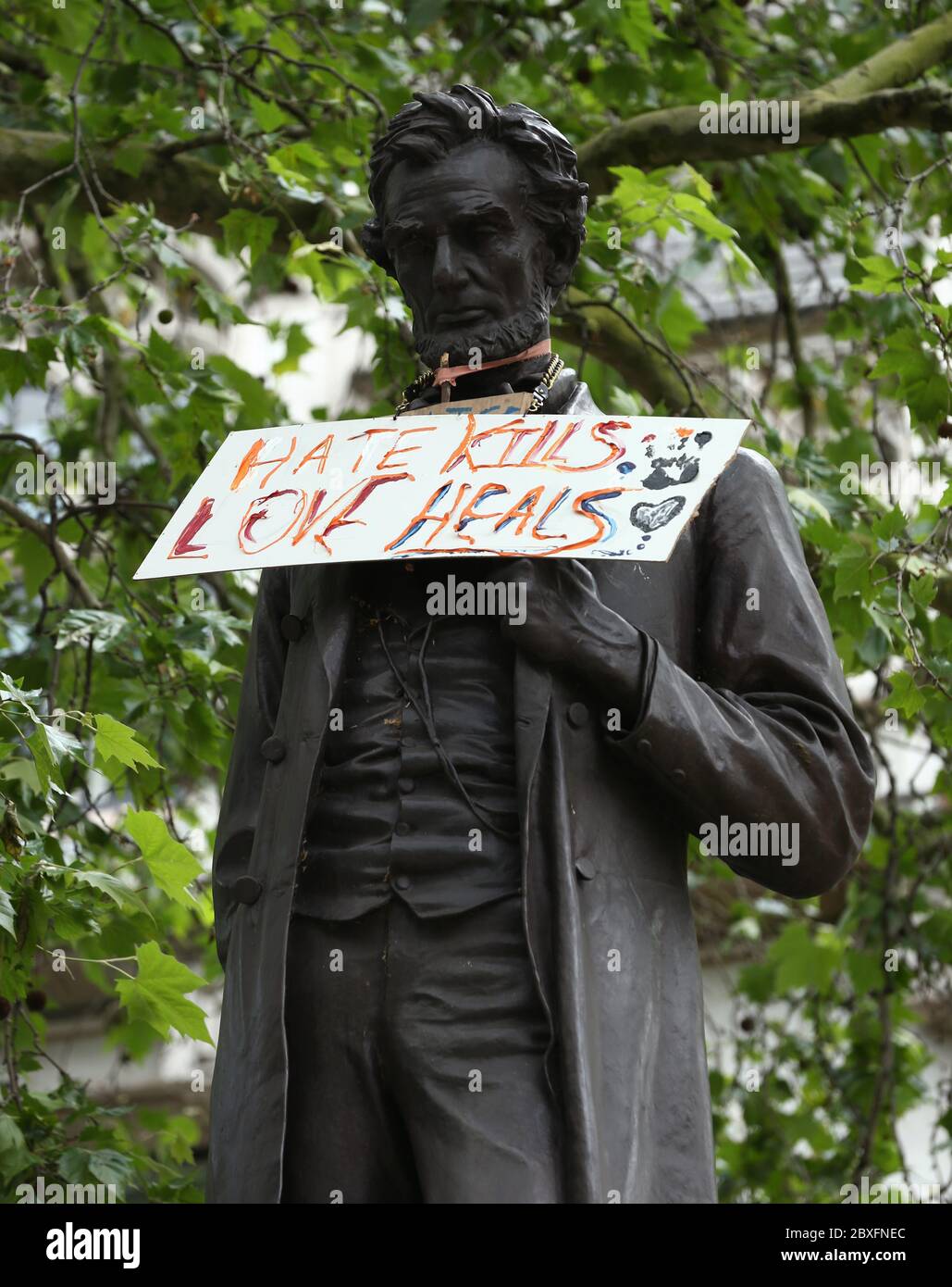 Un panneau lisant Hate Kills, Love Heals accroché autour de la statue d'Abraham Lincoln sur la place du Parlement, à la suite d'un rassemblement de protestation Black Lives Matter à la mémoire de George Floyd qui a été tué le 25 mai alors qu'il était en garde à vue dans la ville américaine de Minneapolis. Banque D'Images