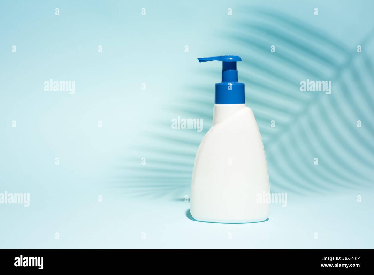 Contenant sans étiquette pour savon liquide sur fond bleu propre, placer  pour texte Photo Stock - Alamy