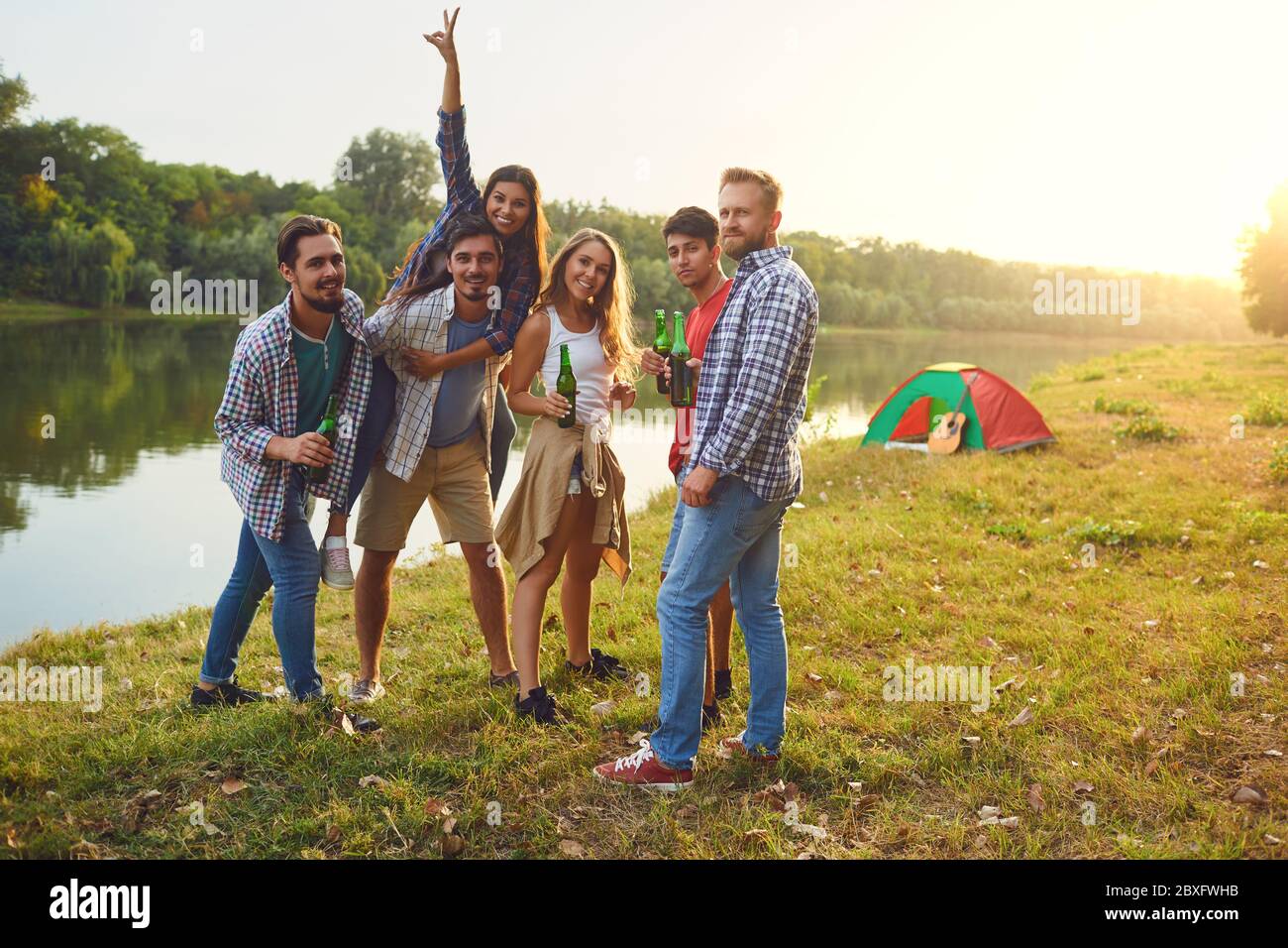 Groupe de personnes smiling standing sur un pique-nique Banque D'Images