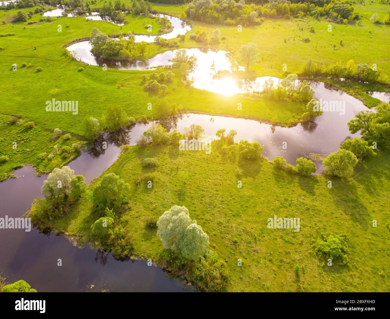 drone aérien paysage de rivière dans le champ vert, vue de dessus de la belle nature texture de drone Banque D'Images