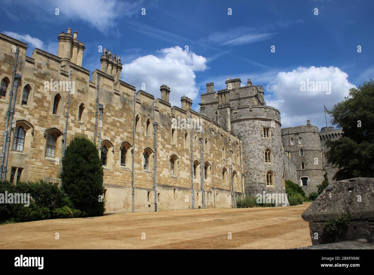 Mur du château de Windsor sur un après-midi chaud et sec d'été Berkshire Angleterre Royaume-Uni Banque D'Images