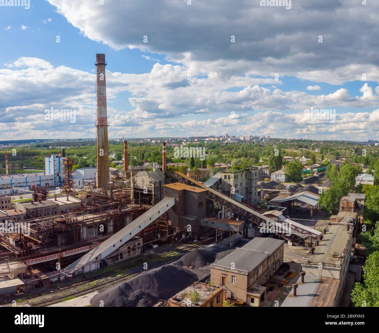 Tir de drone aérien d'une zone industrielle de charbon de coke ancienne avec cheminée de fumée. Concept de pollution de l'air. Banque D'Images