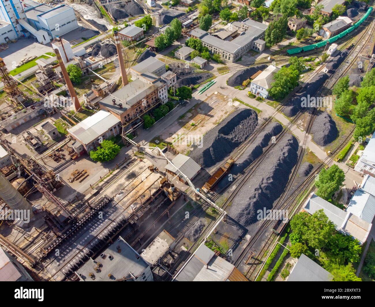 Tir de drone aérien d'une zone industrielle de charbon de coke ancienne avec cheminée de fumée. Concept de pollution de l'air. Banque D'Images