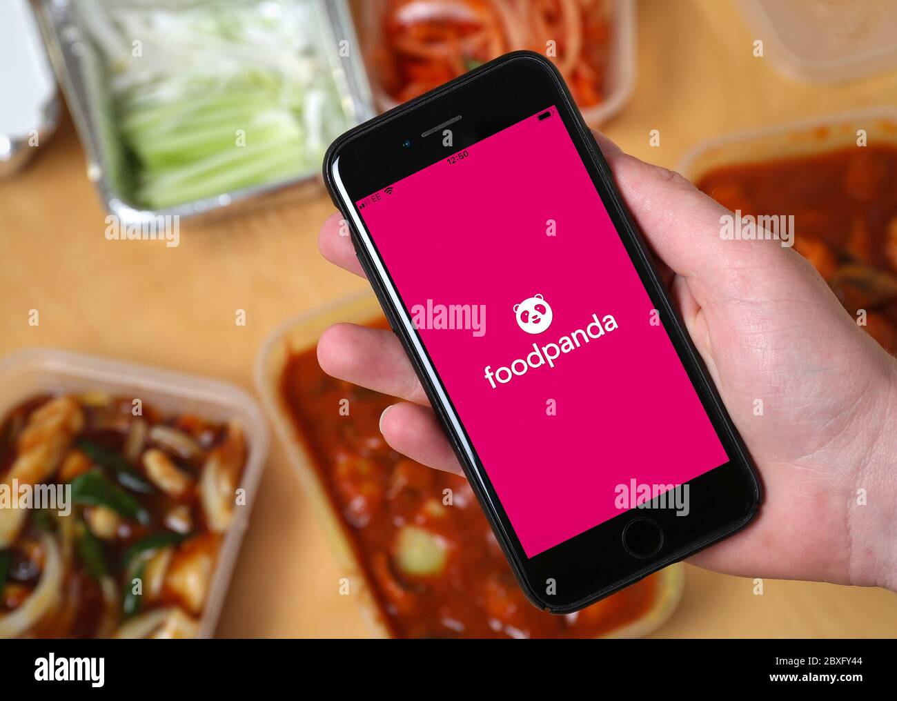 Un repas chinois à emporter commandé sur l'application Food Panda. (usage éditorial uniquement) Banque D'Images