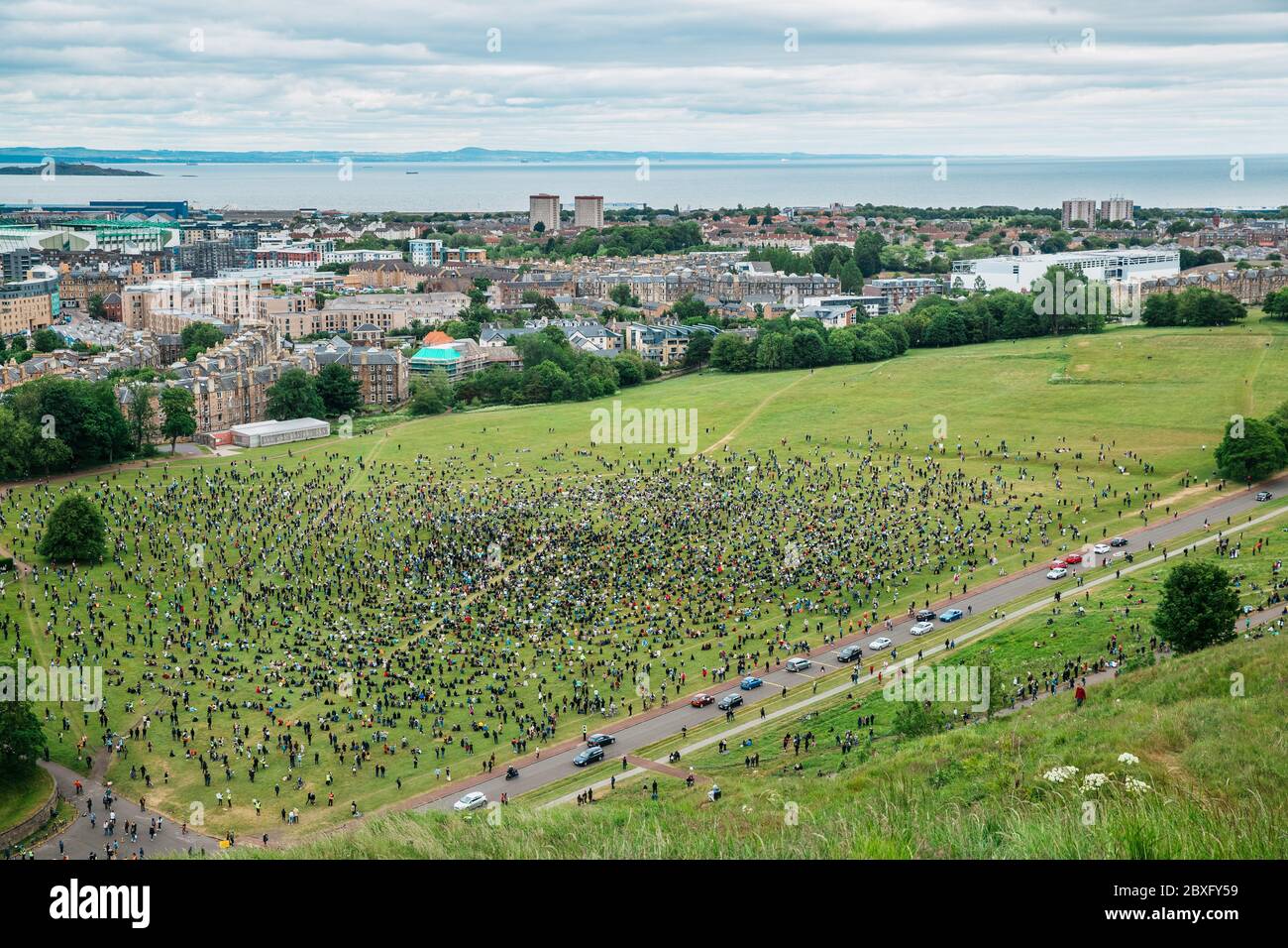 Édimbourg, Écosse. 7 juin 2020. Les supporters de Black Lives Matter tiennent un rassemblement socialement distancé à Holyrood Park. Crédit : Andrew Perry/Alay Live News Banque D'Images