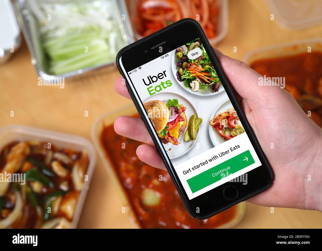 Un repas chinois commandé sur l'application Uber Eats . (usage éditorial uniquement) Banque D'Images