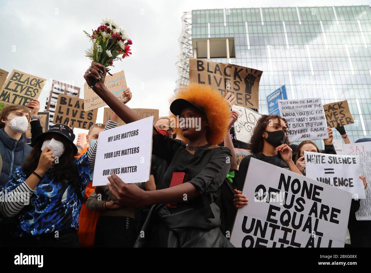 Des gens participent à un rassemblement de protestation Black Lives Matter à l'ambassade des États-Unis à Londres, à la mémoire de George Floyd, qui a été tué le 25 mai alors qu'il était en garde à vue dans la ville américaine de Minneapolis. Banque D'Images