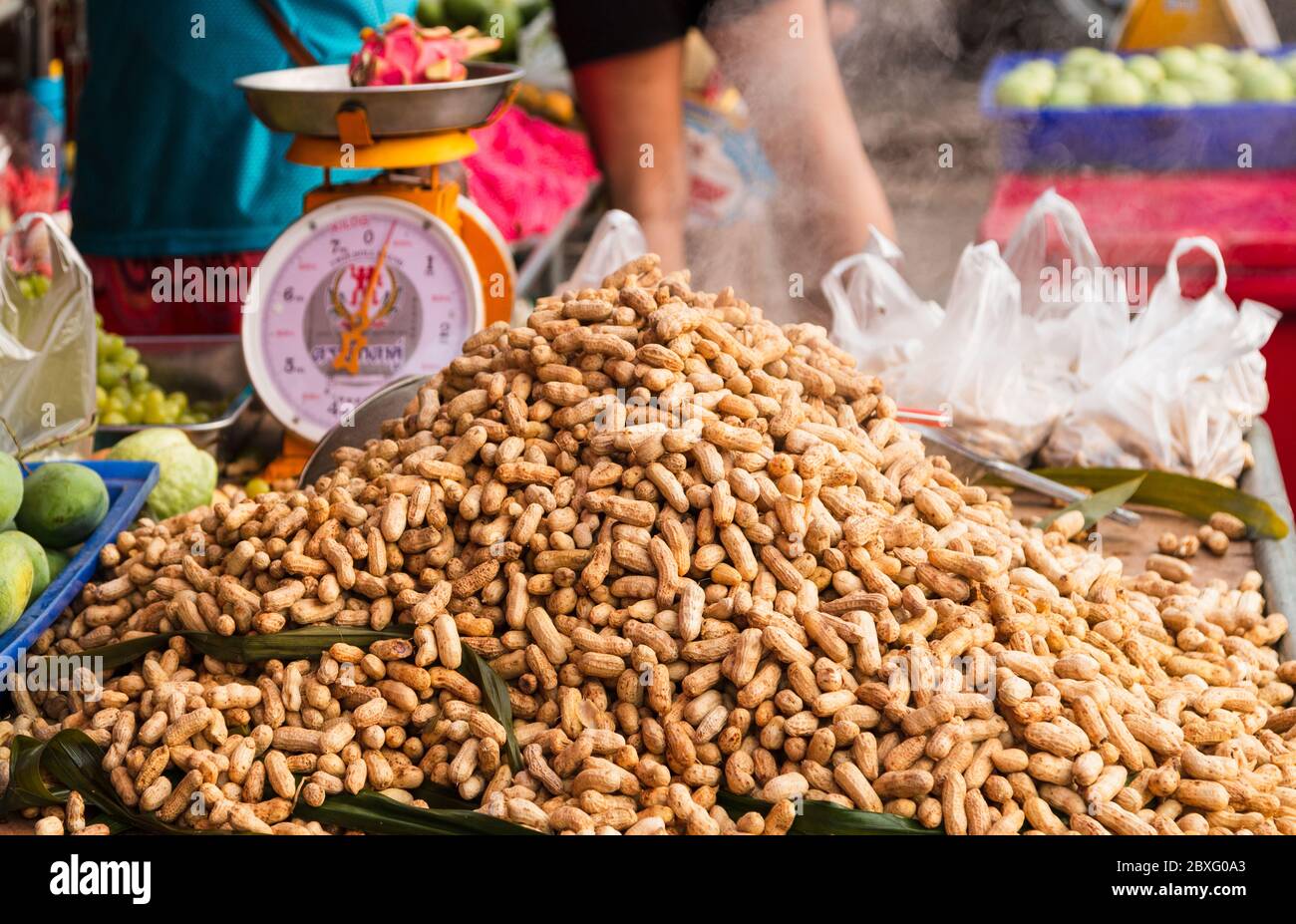 Arachides bouillies vendues sur les marchés locaux en Thaïlande. Banque D'Images