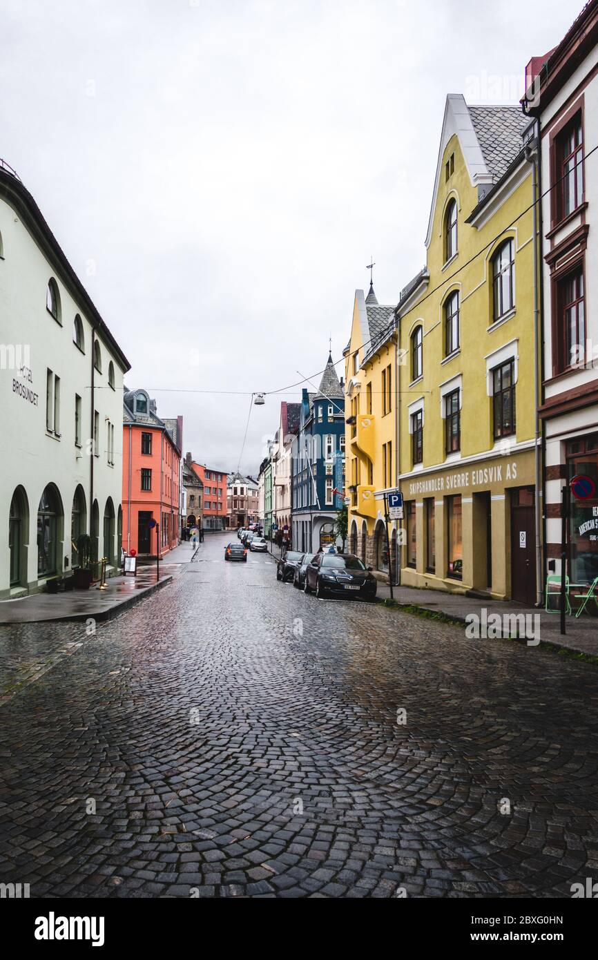 Editorial 09.06.2019 Ålesund Norvège vue sur la ville d'Ålesund avec son architecture de style Art nouveau par temps pluvieux Banque D'Images
