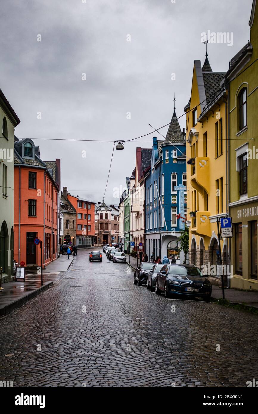 Editorial 09.06.2019 Ålesund Norvège vue sur la ville d'Ålesund avec son architecture de style Art nouveau par temps pluvieux Banque D'Images