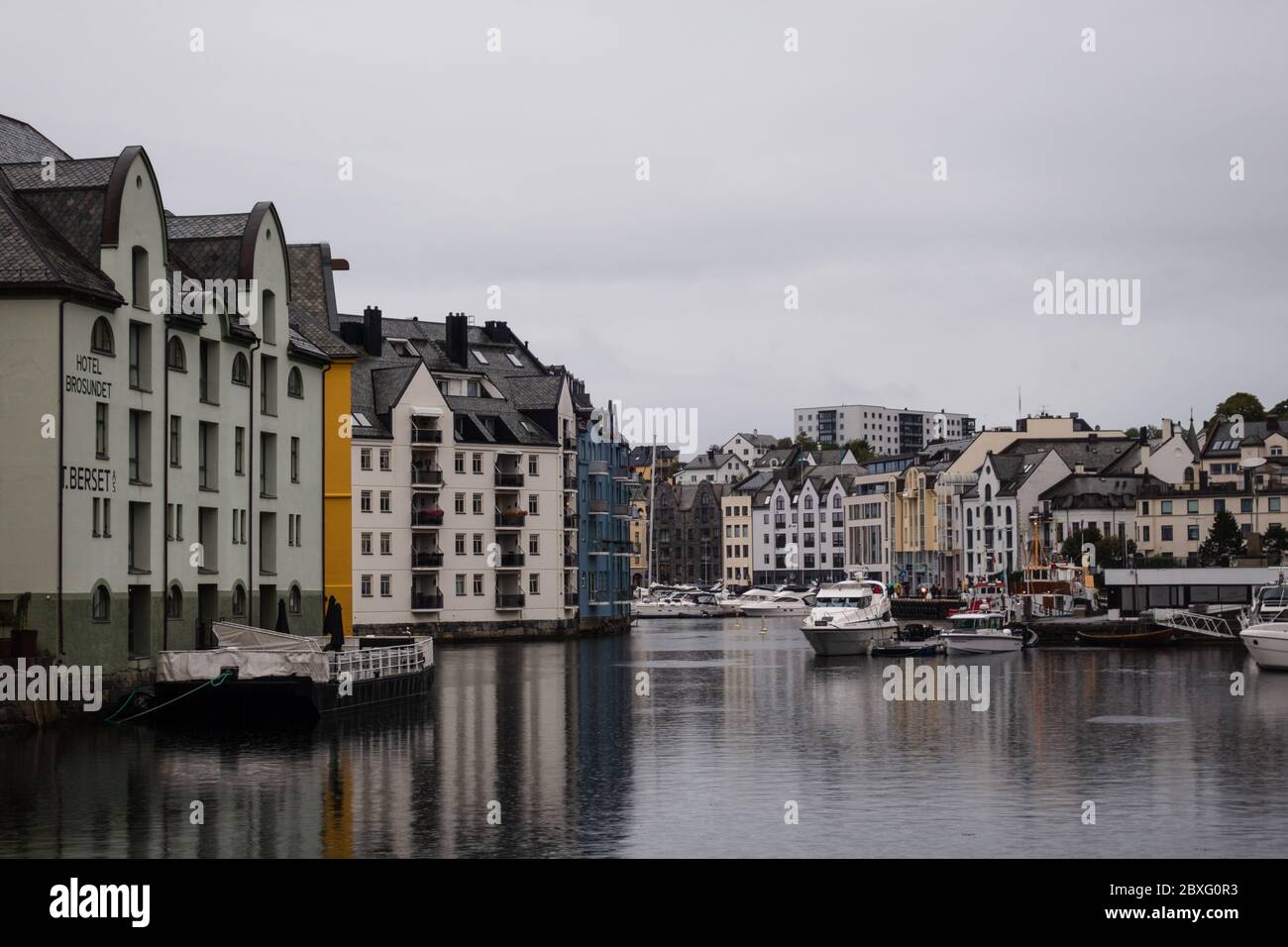 Editorial 09.06.2019 Ålesund Norvège vue sur la ville d'Ålesund avec son architecture de style Art nouveau par temps pluvieux Banque D'Images