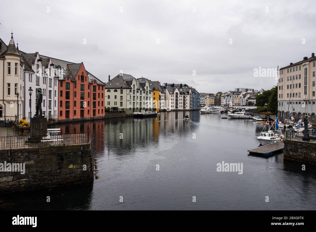 Editorial 09.06.2019 Ålesund Norvège vue sur la ville d'Ålesund avec son architecture de style Art nouveau par temps pluvieux Banque D'Images