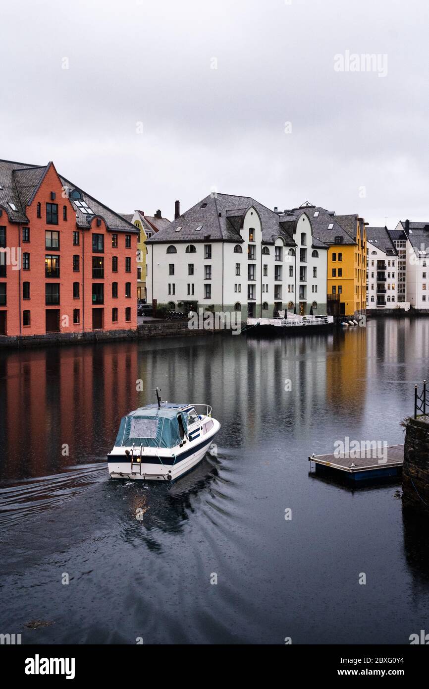 La vieille ville d'Ålesund où la rivière traverse la ville, la Norvège Banque D'Images