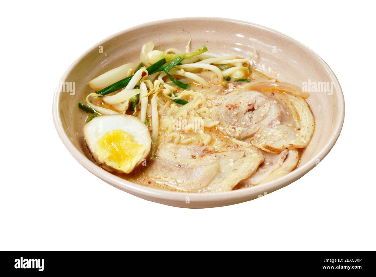 Miso ramen ou nouilles jaunes japonaises en tranches de porc braisé dans la soupe de soja sur un bol Banque D'Images