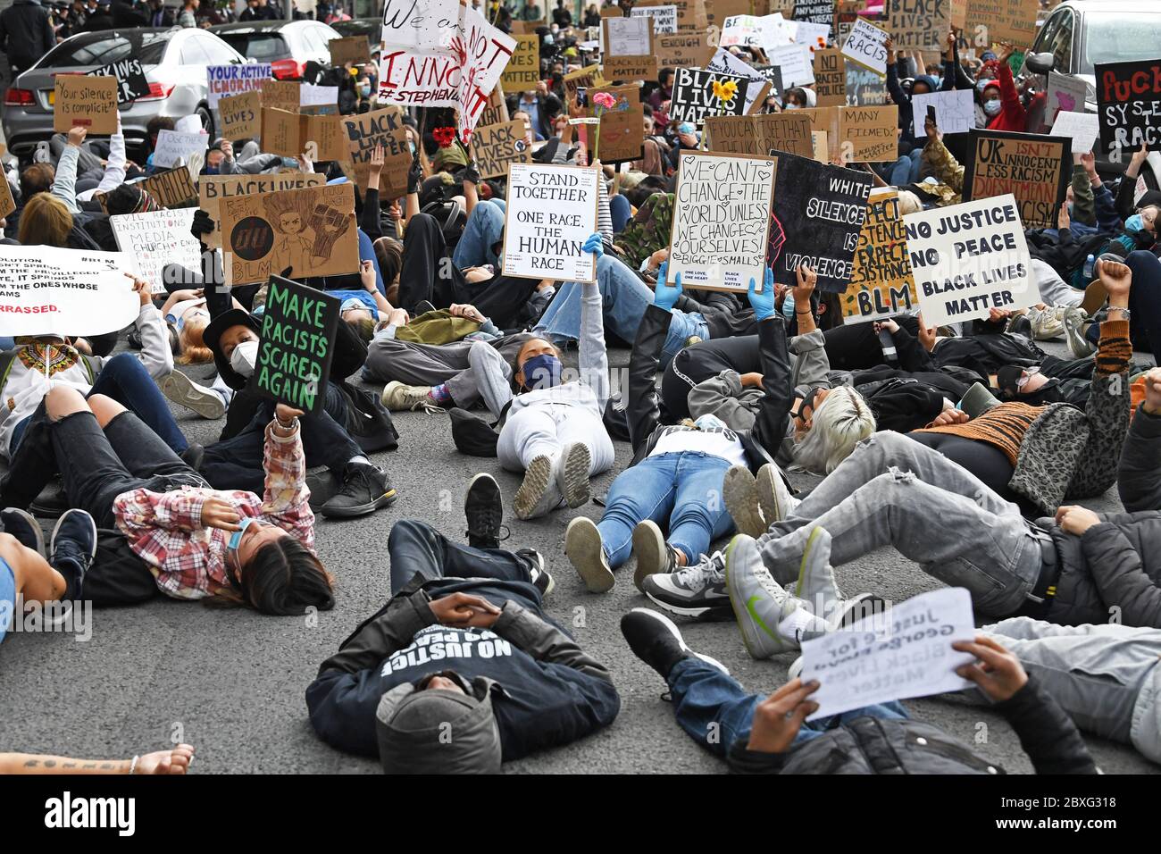 Des gens participent à un rassemblement de protestation Black Lives Matter à l'ambassade des États-Unis à Londres, à la mémoire de George Floyd, qui a été tué le 25 mai alors qu'il était en garde à vue dans la ville américaine de Minneapolis. Banque D'Images