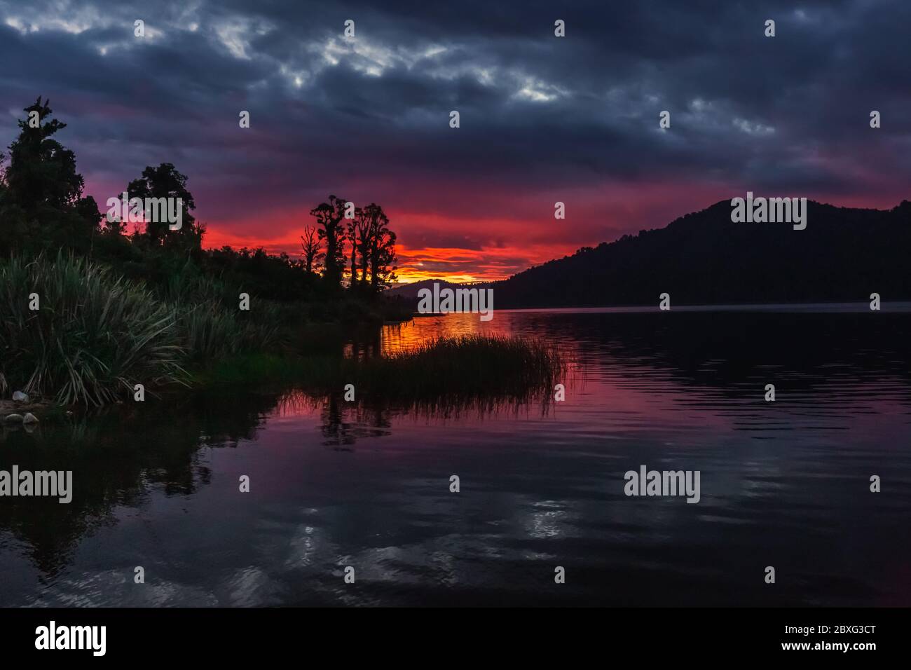 Lac Lanthe, Harihari, côte ouest, Nouvelle-Zélande. Miroir paysage de lac,  beau coucher de soleil Photo Stock - Alamy