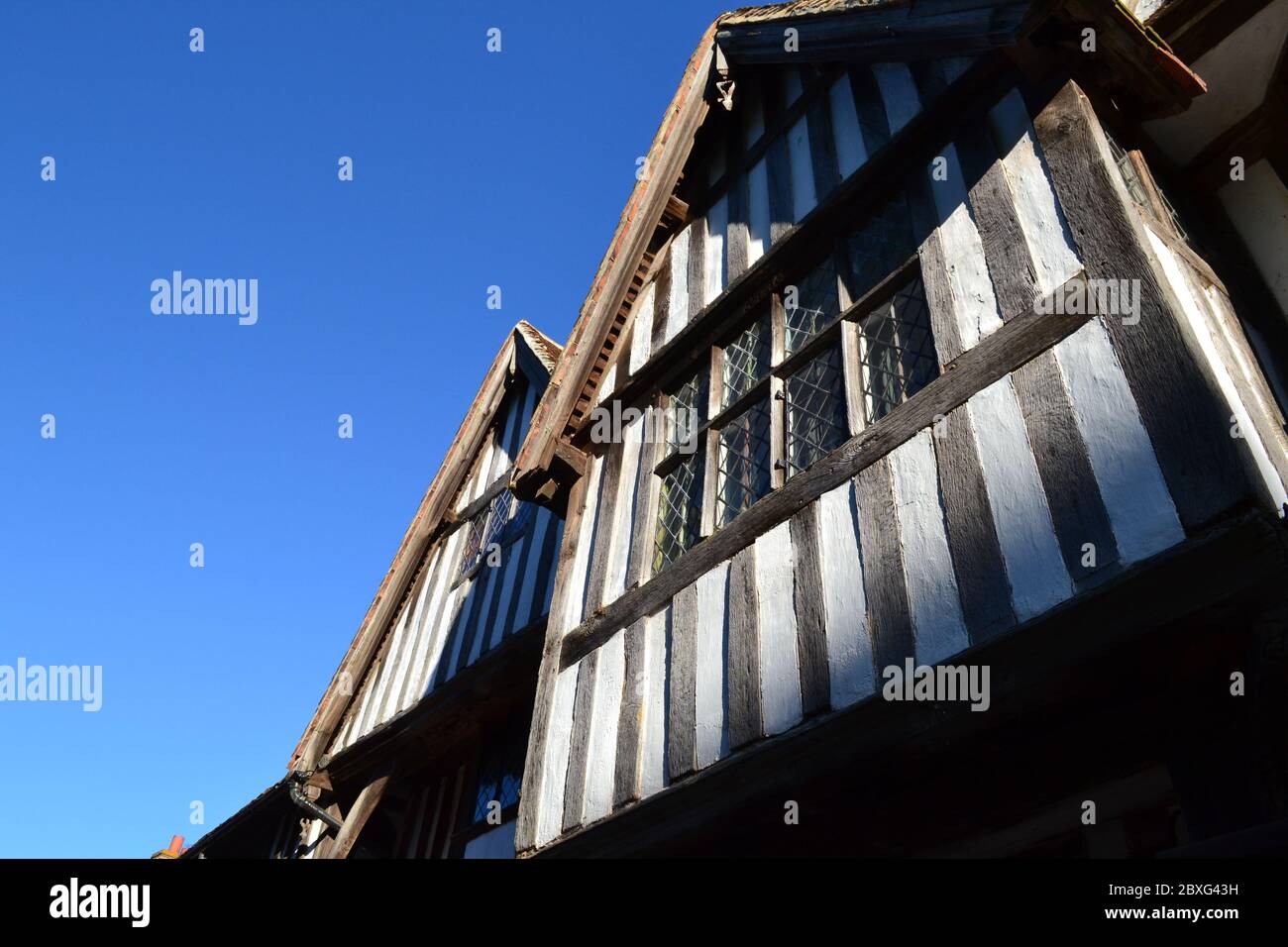 Maison du XVe siècle de la période Tudor tardive à Chiddingstone, Kent. À colombages, propriété de National Trust, un jour ensoleillé en fin d'après-midi, mai. Banque D'Images