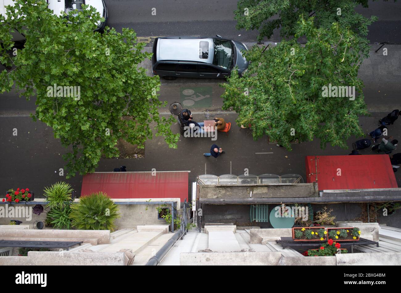 Paris café terrasse, ouvert pour les affaires après verrouillage - Boulevard Barbès, 75018 Paris, France Banque D'Images
