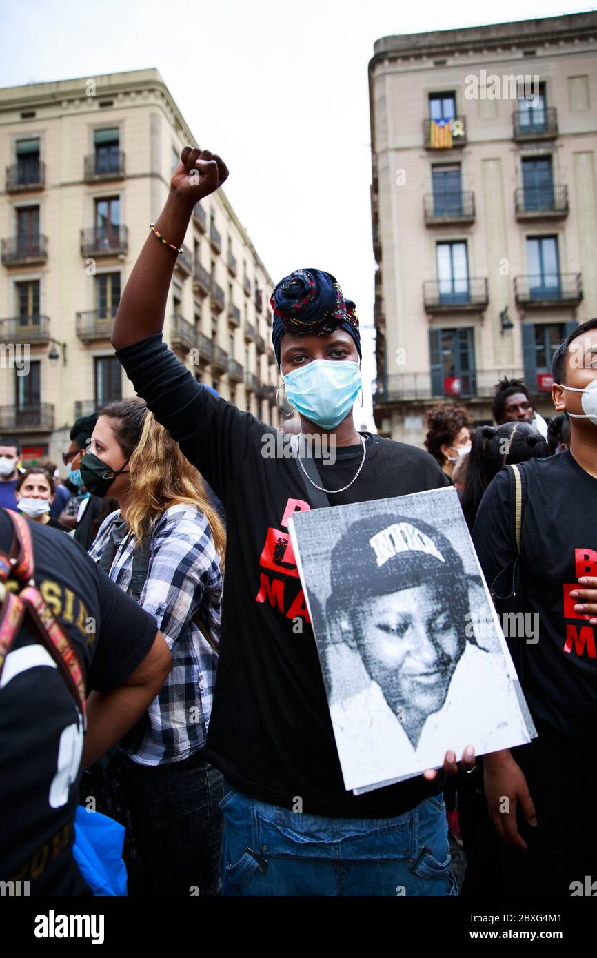 Barcelone, Espagne. 07e juin 2020. BARCELONE, ESPAGNE-7 juin 2020. Les manifestants tiennent un rassemblement contre le racisme devant le Parlement catalan. La manifestation a été organisée par la Communauté africaine noire et africaine en Espagne (CNAAE) en réponse à l'assassinat de George Floyd par la police aux États-Unis. Crédit : Christine Tyler/Alay Live News Banque D'Images