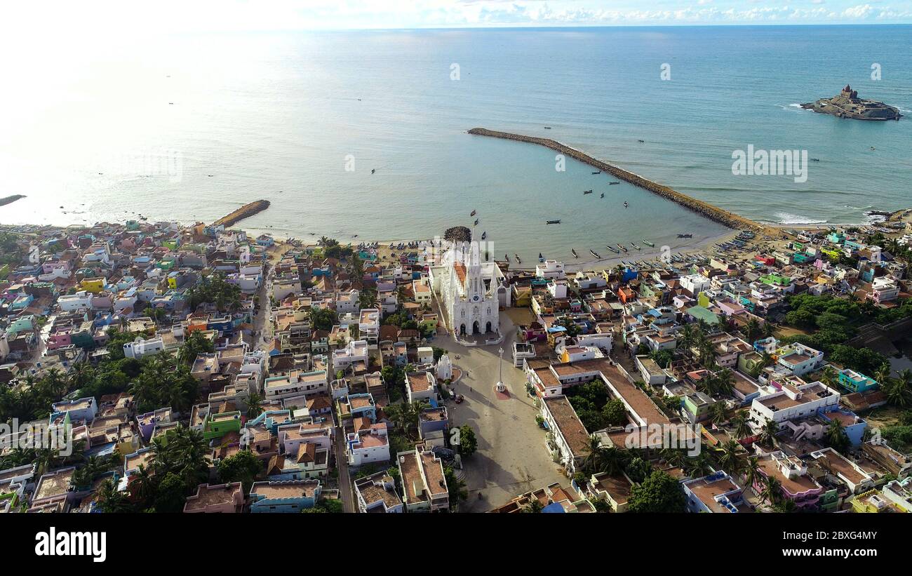 Vue aérienne du monument commémoratif Vivekananda Rock et de la statue de Thiruvalluvar à Kanyakumari, Inde Banque D'Images