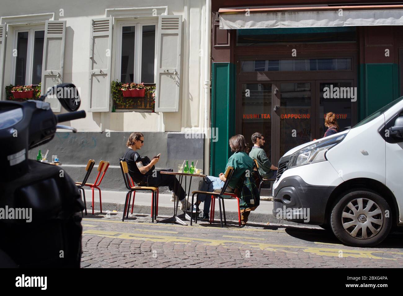 Vous pourrez prendre un verre sur la terrasse temporaire d'un café, entre des voitures garées, dans la vie après le confinement - rue Muller, Montmartre 75018 Paris, France Banque D'Images