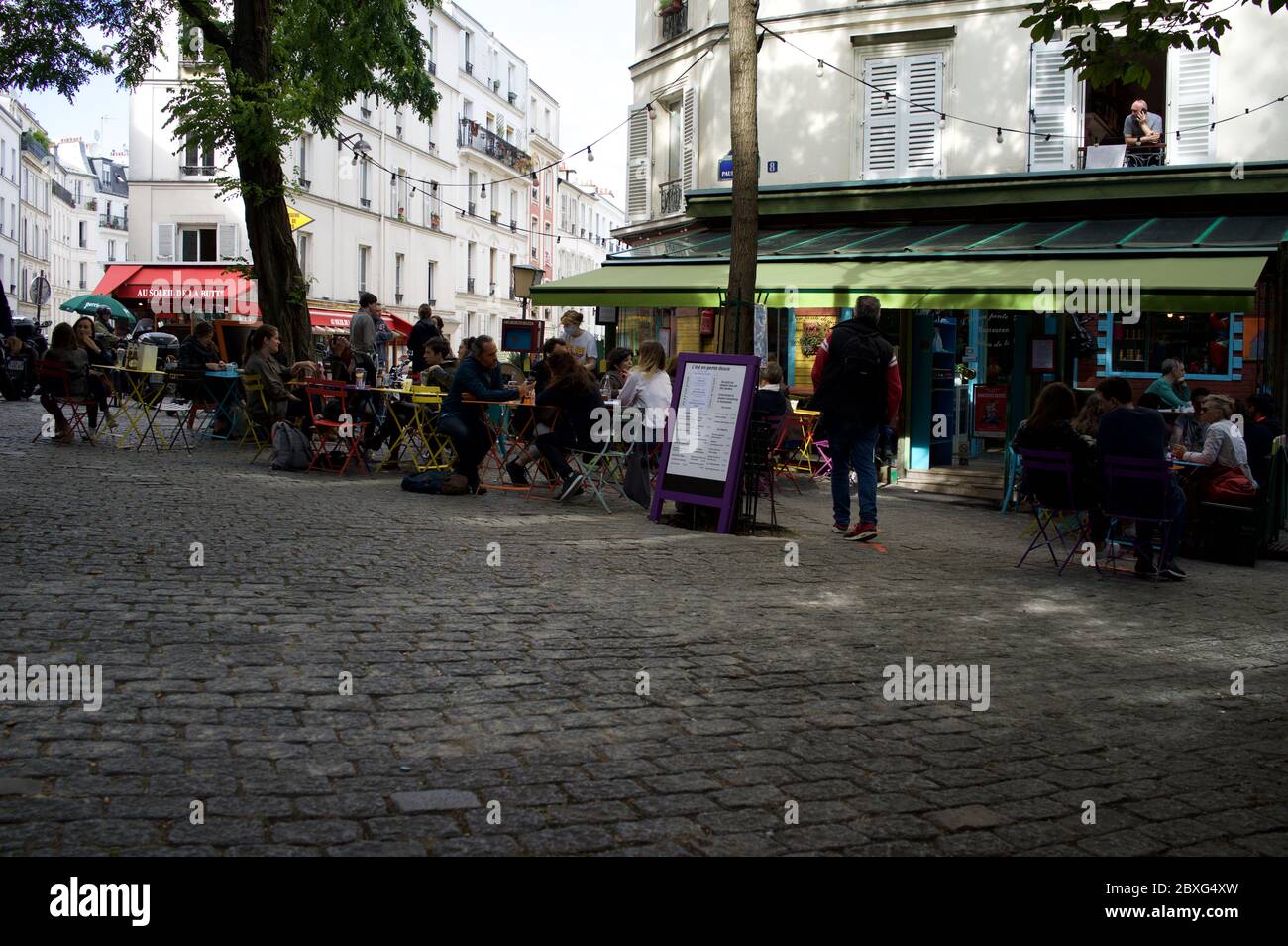 Les Parisiens apprécient la terrasse du café parisien rouverte après verrouillage - l'ETE en pente douce, 8 rue Paul Albert, 75018 Paris Banque D'Images