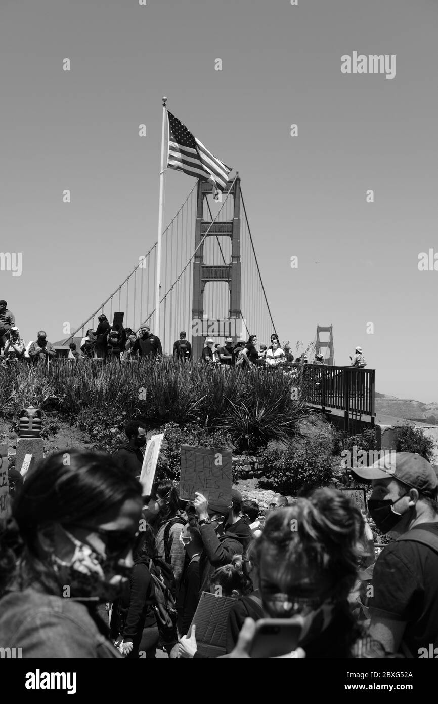 Black Lives Matter march à travers le Golden Gate Bridge à San Francisco, Californie le 6 2020 juin pour protester contre la mort de George Floyd. Banque D'Images