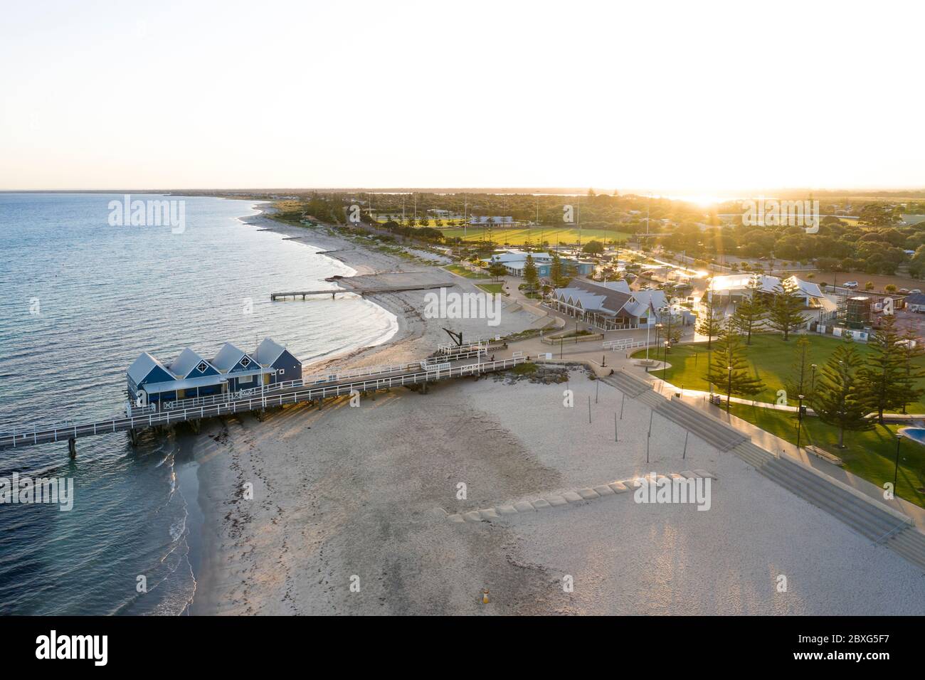 Busselton Australie occidentale 8 novembre 2019 : vue aérienne au lever du soleil des huttes au début de la jetée de Busselton ; Busselton est situé à 220 km au sud Banque D'Images