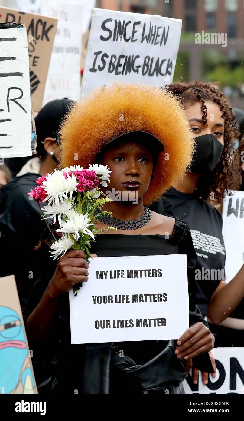 Des gens participent à un rassemblement de protestation Black Lives Matter à l'ambassade des États-Unis à Londres, à la mémoire de George Floyd, qui a été tué le 25 mai alors qu'il était en garde à vue dans la ville américaine de Minneapolis. Banque D'Images