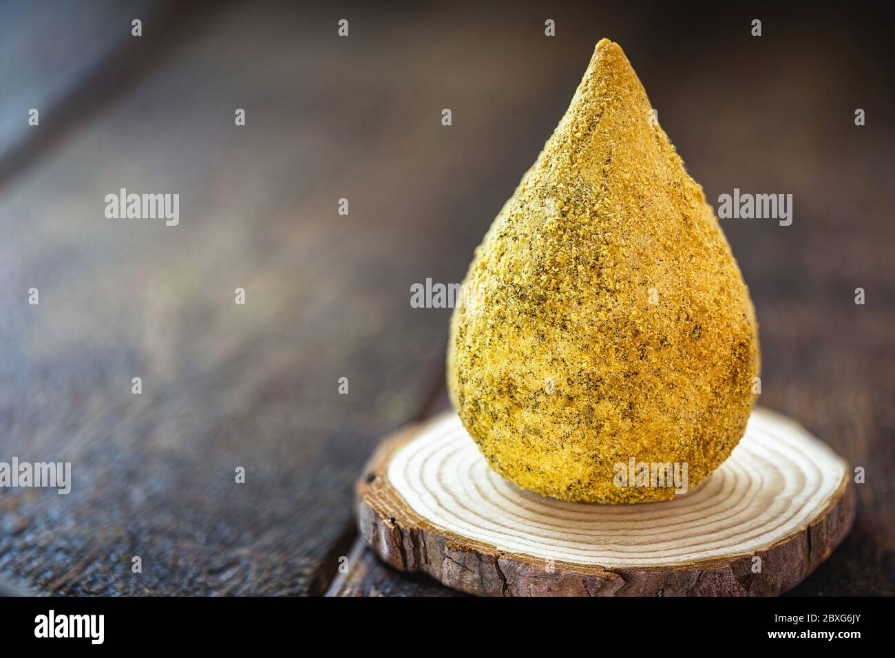 Cuisse de poulet frite sur fond de bois rustique, cuisine brésilienne typique. Banque D'Images