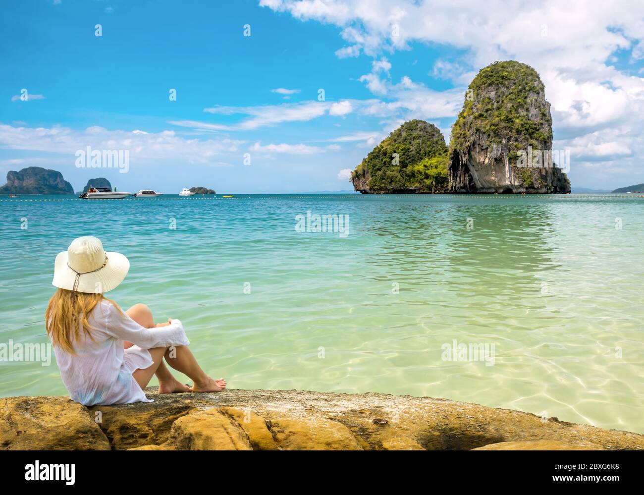 Voyageur femme se détendant et regardant la plage naturelle de la mer Krabi, Thaïlande. Resort de luxe, vacacion. Banque D'Images