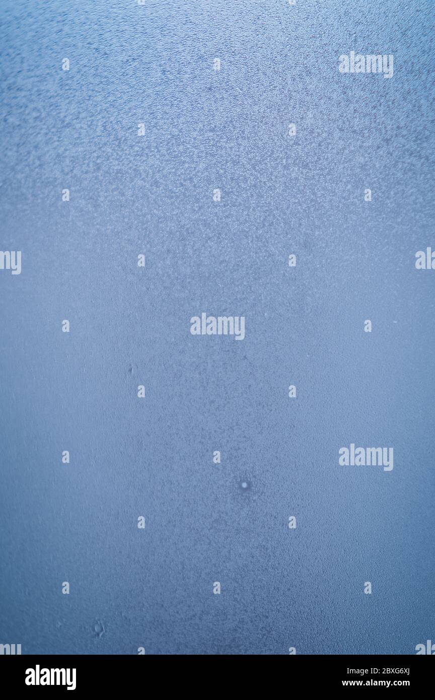 condensation bleue à la vapeur sur un verre - fraîcheur arrière-plan abstrait Banque D'Images