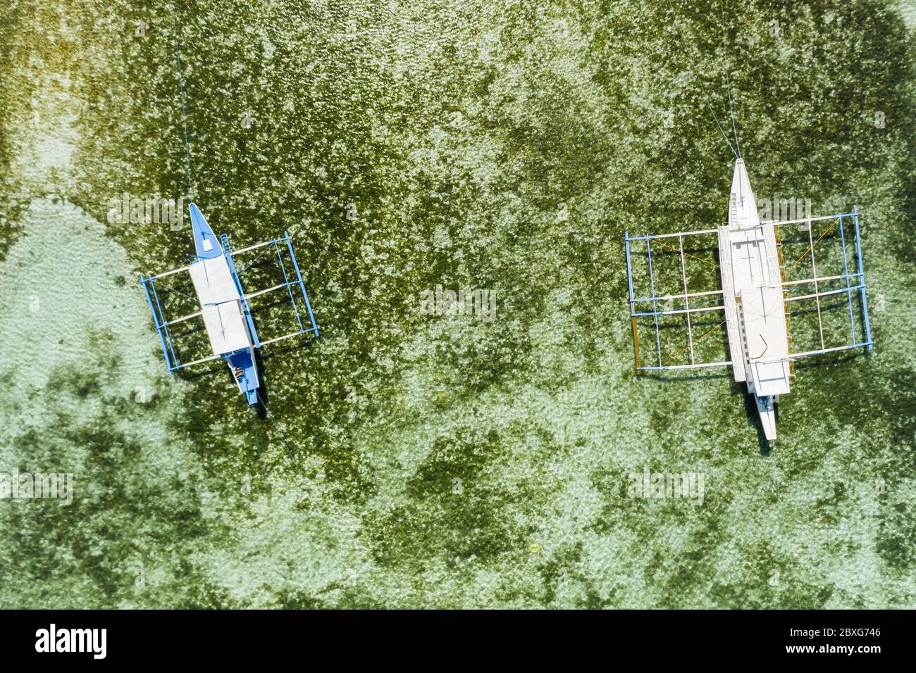 Vue aérienne de haut en bas d'un deux bateaux de tourisme sur un récif tropical de corail dans un océan clair Banque D'Images