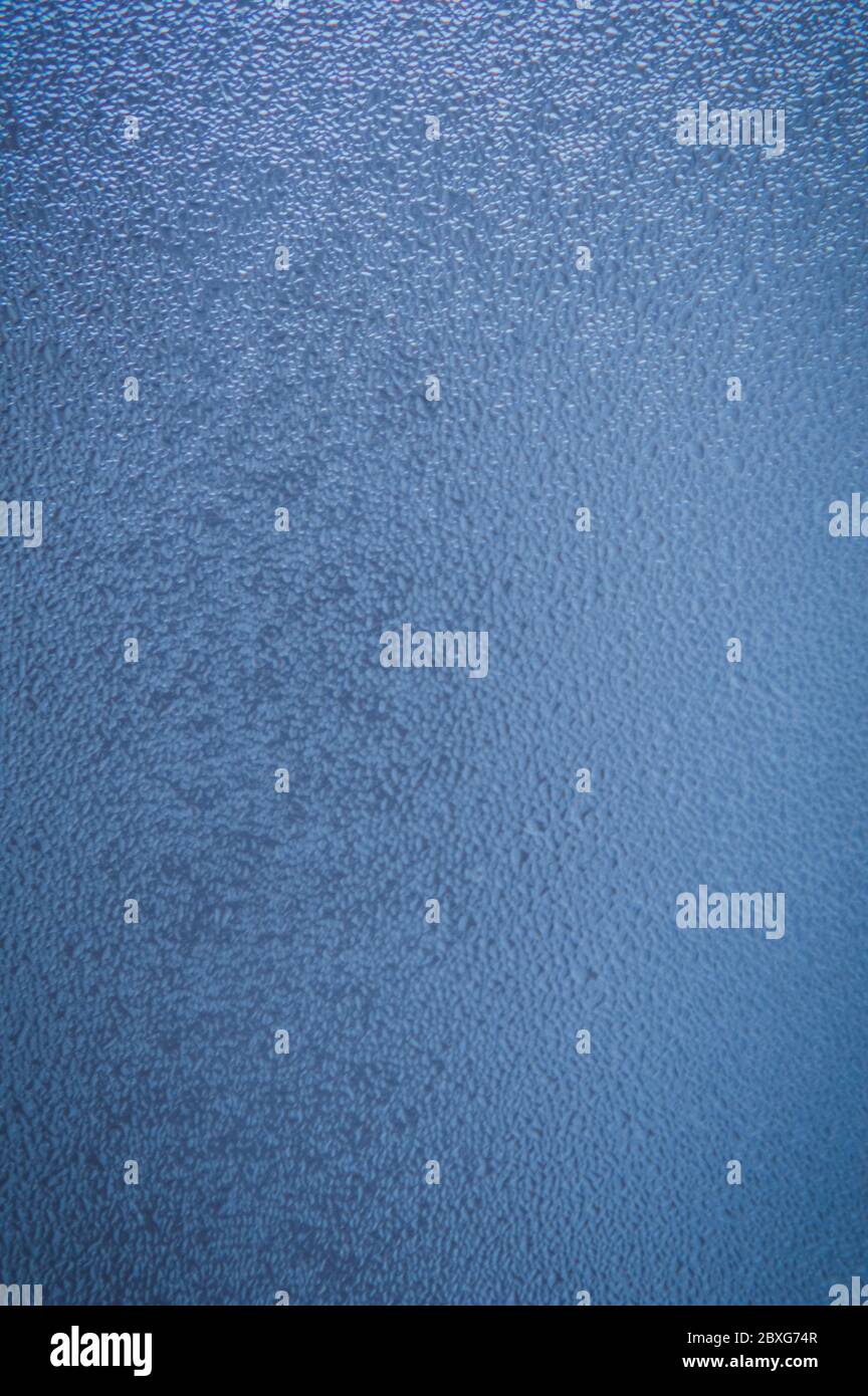 condensation bleue à la vapeur sur un verre - fraîcheur arrière-plan abstrait Banque D'Images