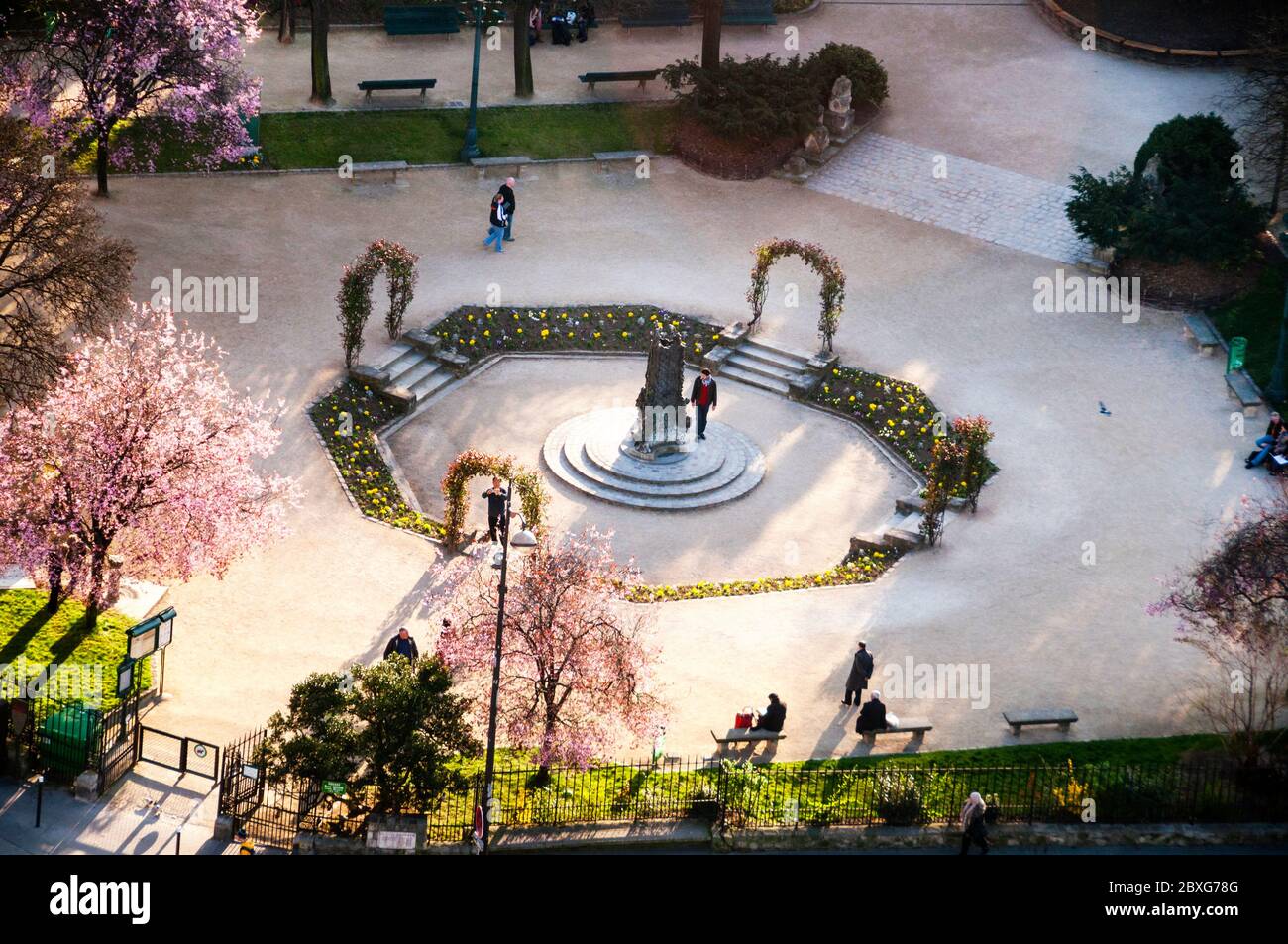 Parc Square René-Viviani à Paris, France avec un polygone irrégulier et les meilleures vues de la cathédrale notre-Dame, France. Banque D'Images