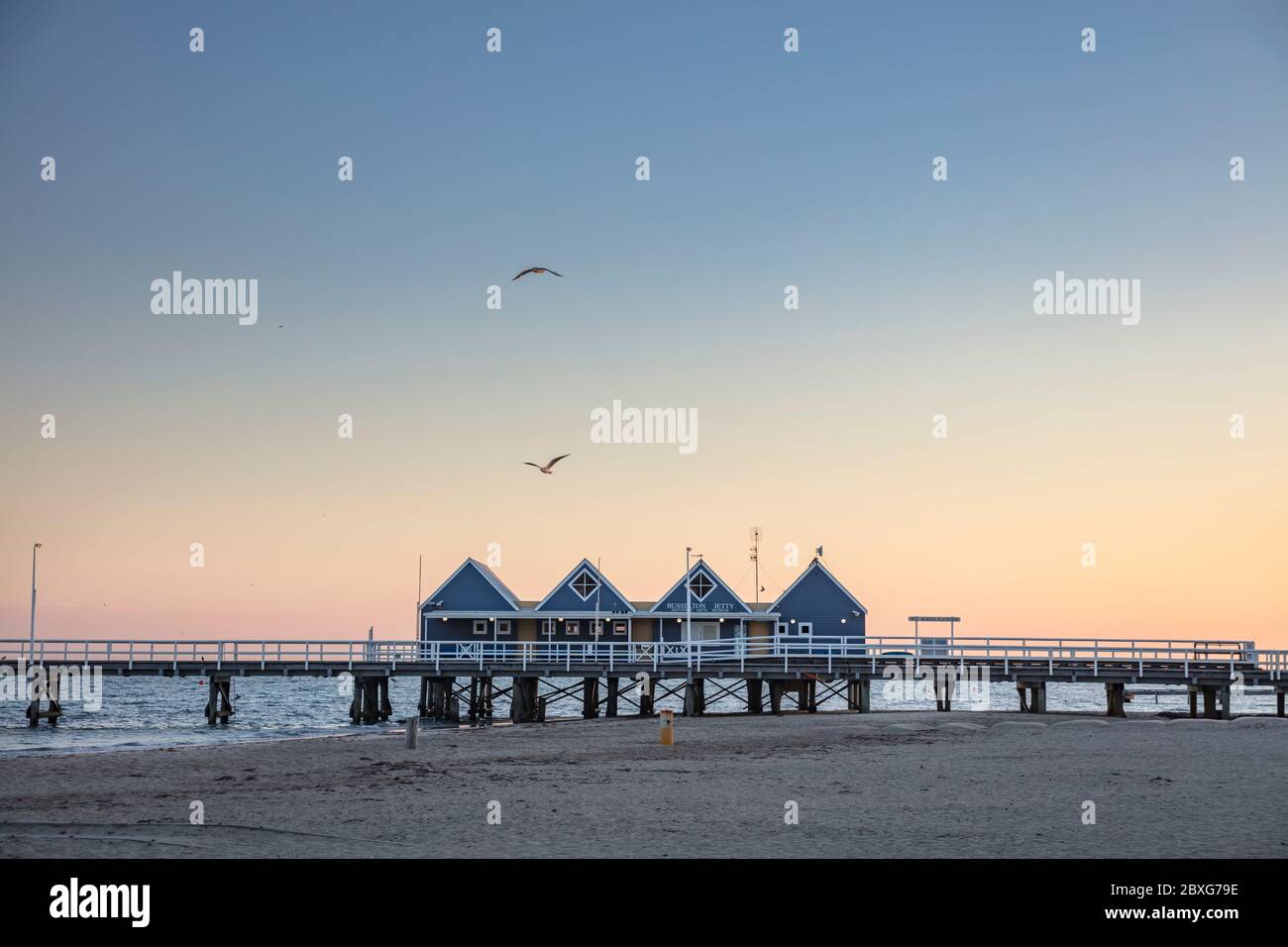 Vue sur les 4 huttes emblématiques au début de la jetée de Busselton, capturées à l'aube ; Busselton est une destination touristique populaire en Australie occidentale Banque D'Images