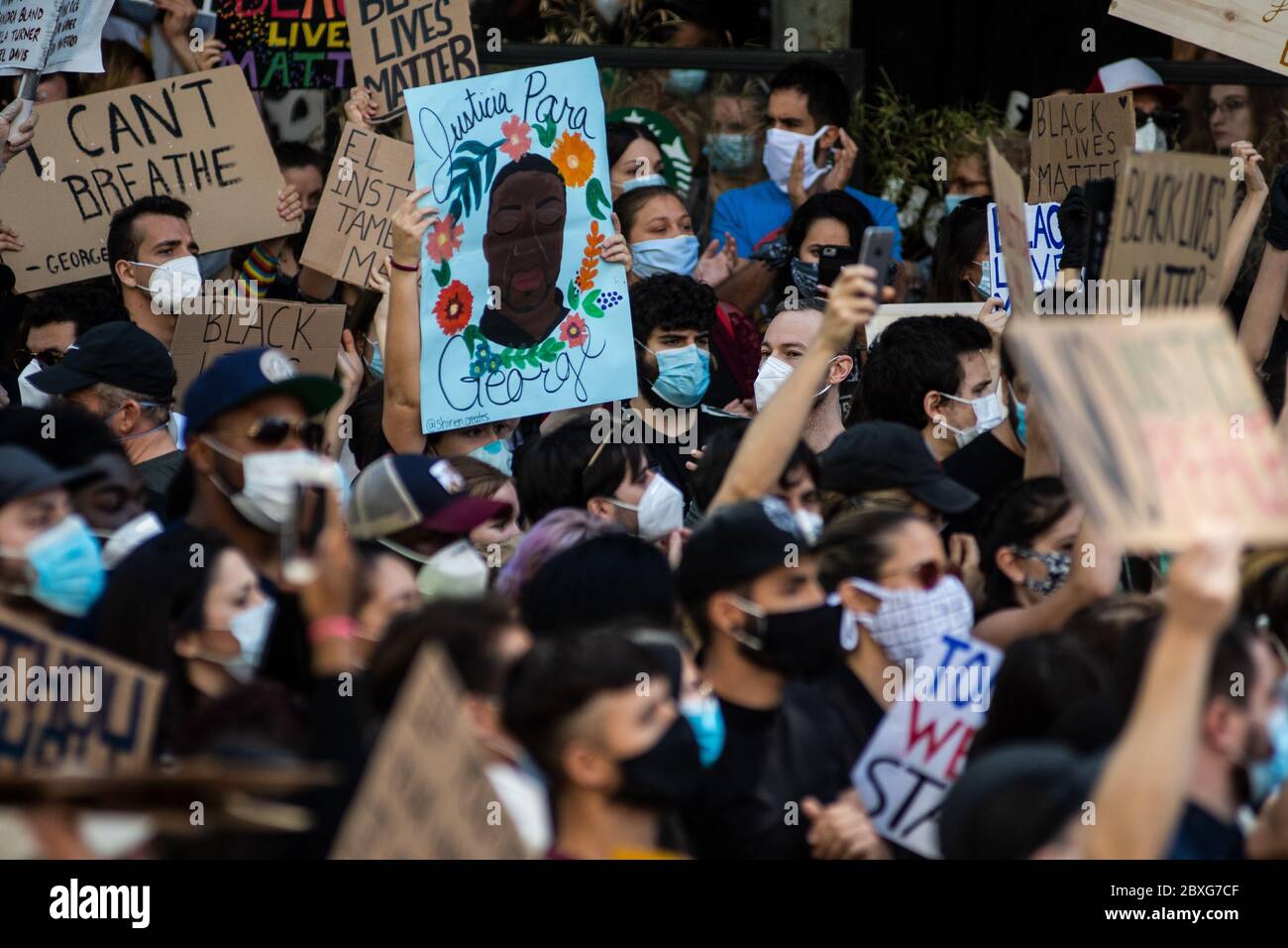 Madrid, Espagne. 07e juin 2020. Madrid, Espagne. 7 juin 2020. Des gens avec des pancartes lors d'une manifestation Black Lives ont lieu devant l'ambassade des États-Unis pour protester contre la mort de George Floyd, un homme afro-américain décédé alors qu'il était sous garde à vue de la police de Minneapolis aux États-Unis. Le mouvement Black Lives Matter a inspiré des manifestations de solidarité dans de nombreux pays du monde après la mort de George Floyd. Crédit: Marcos del Mazo/Alay Live News Banque D'Images