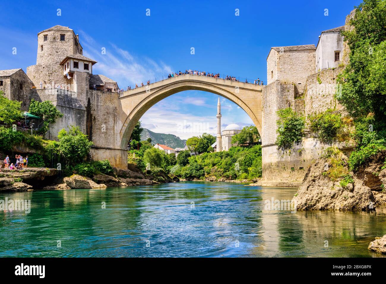 Pont historique Stari MOST sur la rivière Neretva dans la vieille ville de Mostar, montagnes des Balkans, Bosnie-Herzégovine Banque D'Images