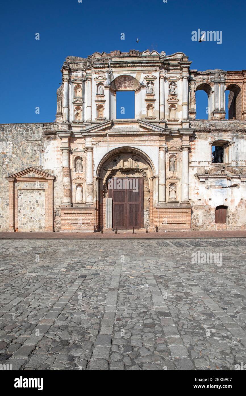 Ruines des anciens bâtiments de l'Antigua coloniale au Guatemala Banque D'Images