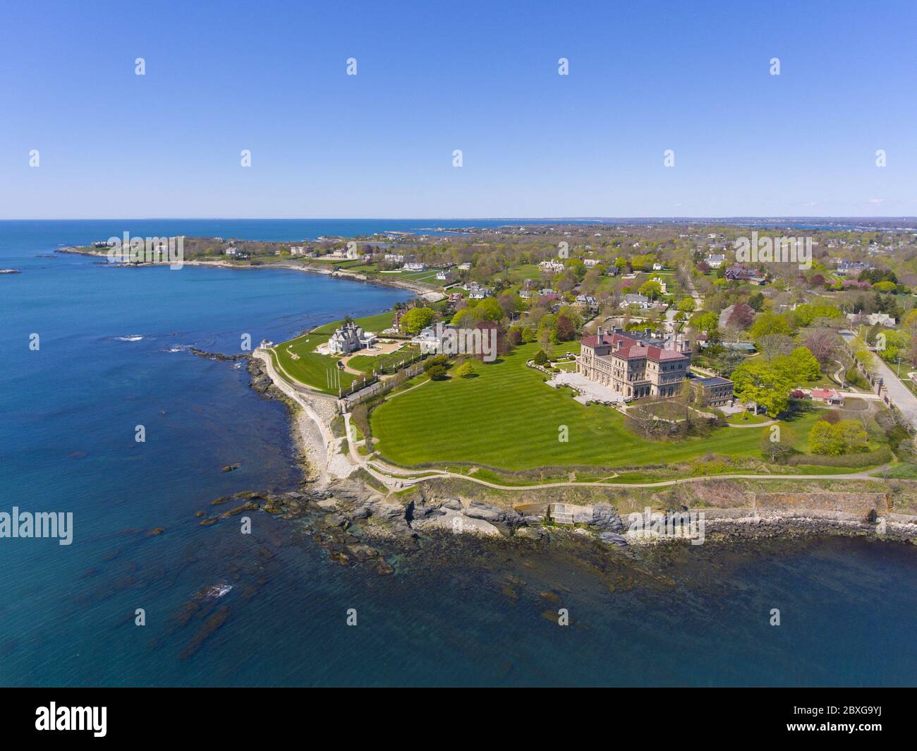 Vue aérienne de The Breakers and Cliff Walk à Newport, Rhode Island RI, États-Unis. Le Breakers est un manoir Vanderbilt avec la Renaissance italienne construite en 1895 Banque D'Images