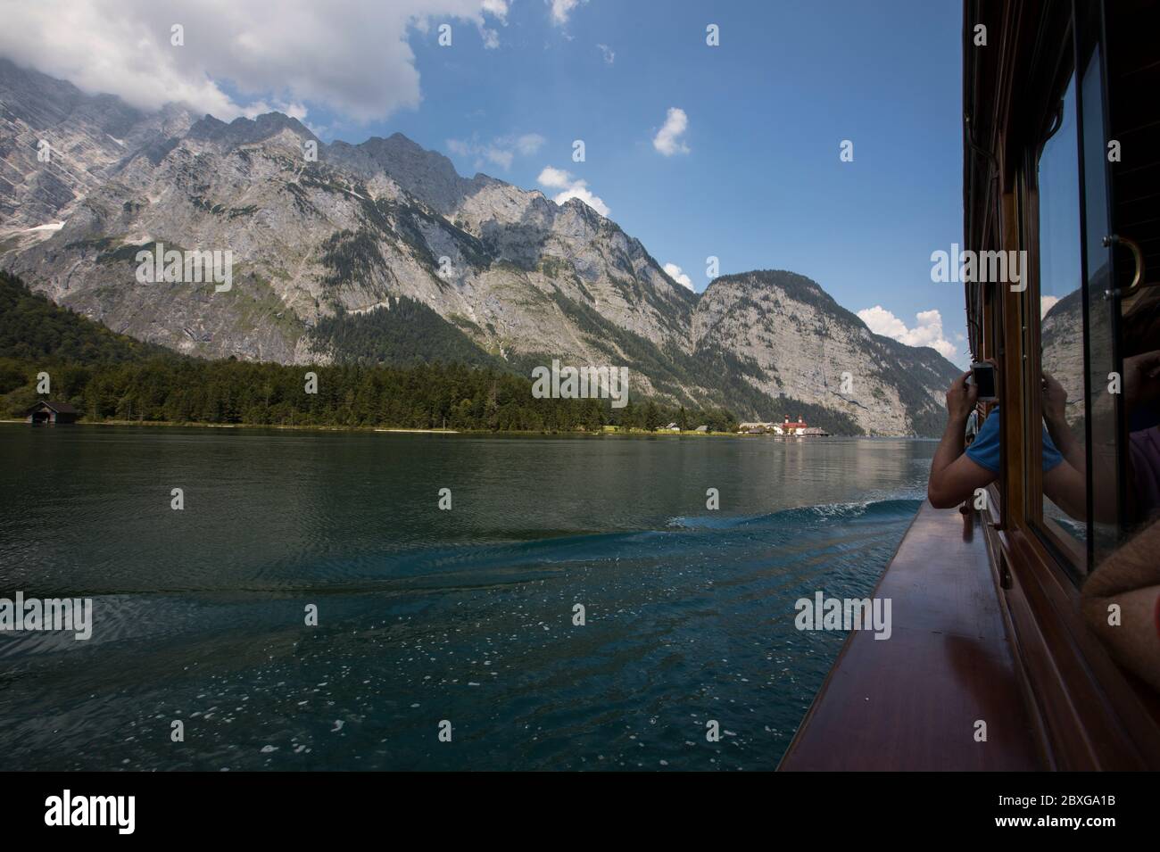 Bateau touristique naviguant sur le lac de Konigsssee en été, Bavière, Allemagne Banque D'Images