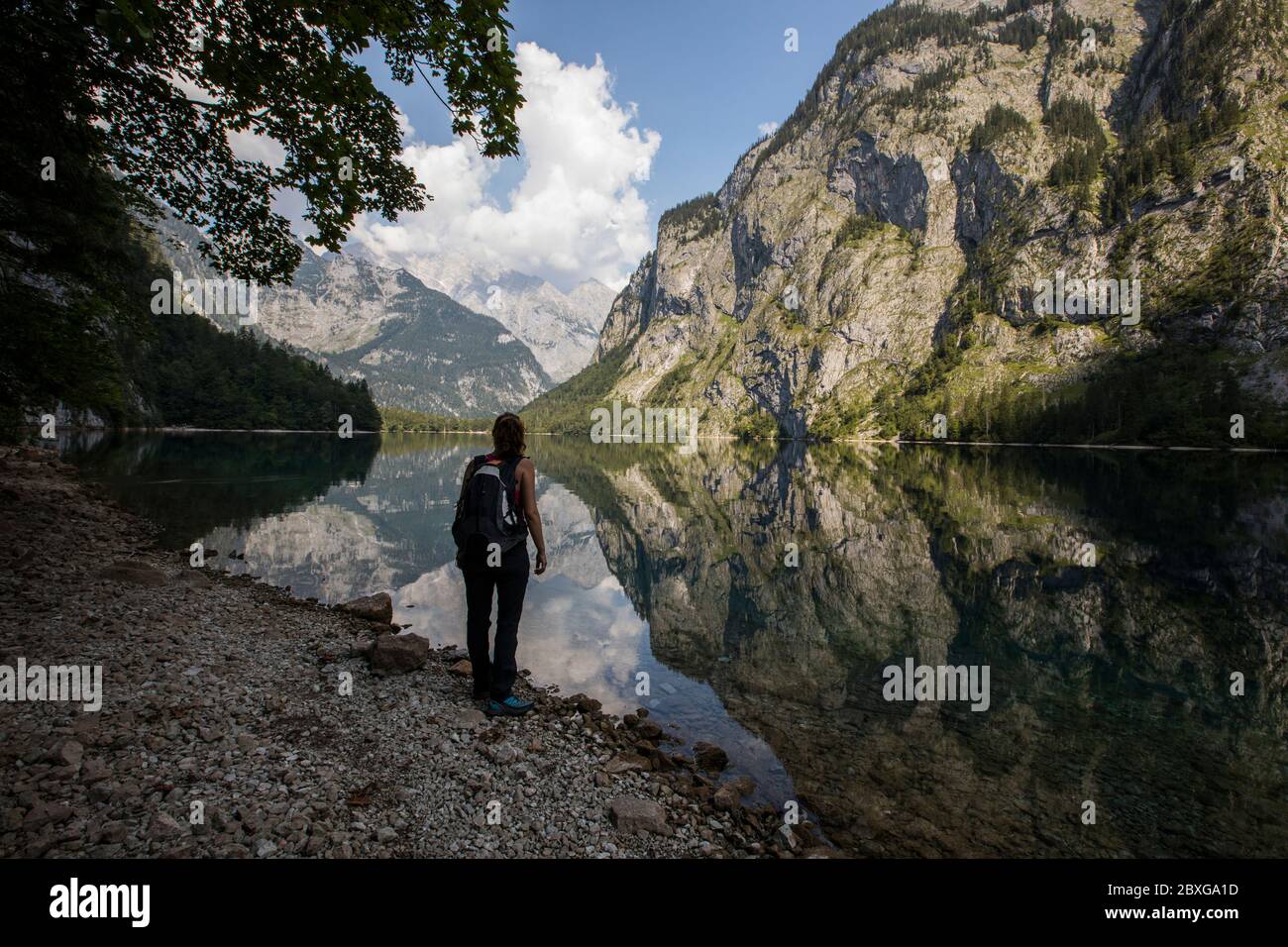 Vue arrière d'une femme au bord de l'eau, lac Obersee, Bavière, Allemagne Banque D'Images