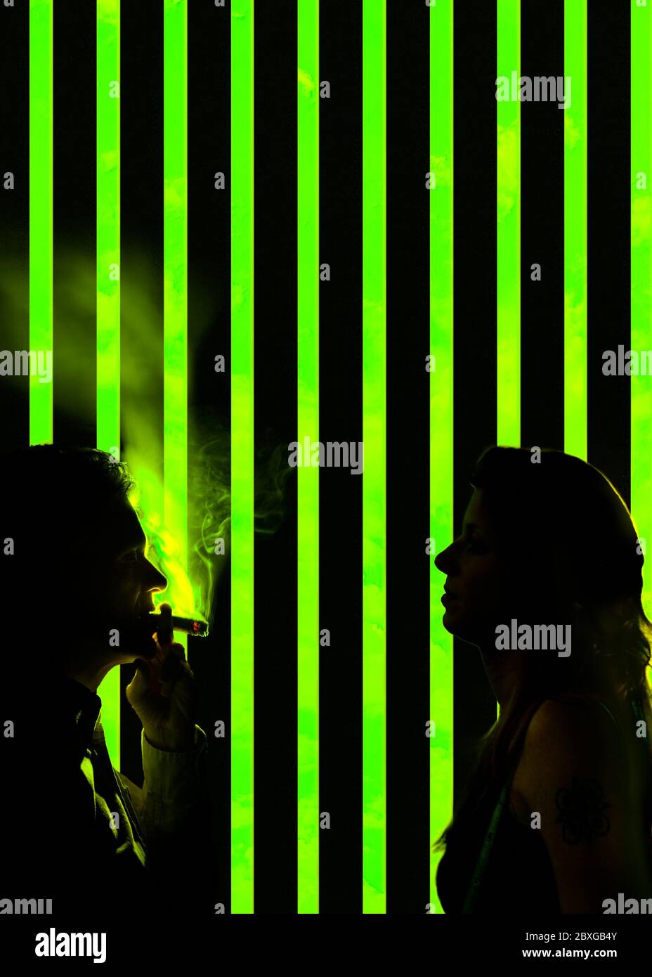 Silhouette de deux personnes debout l'une en face de l'autre avec une fumeurs Banque D'Images